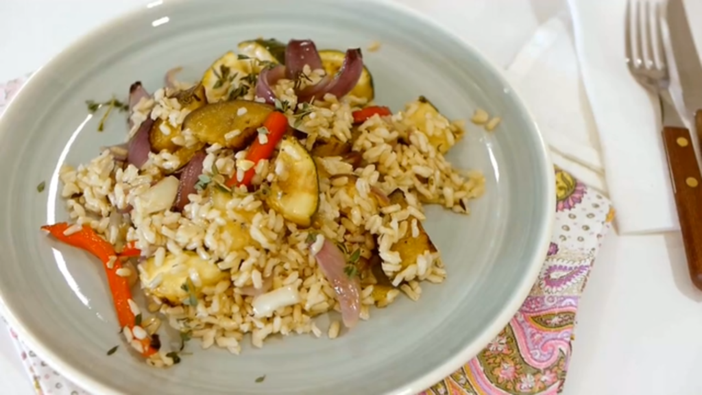 Arroz integral com legumes no forno