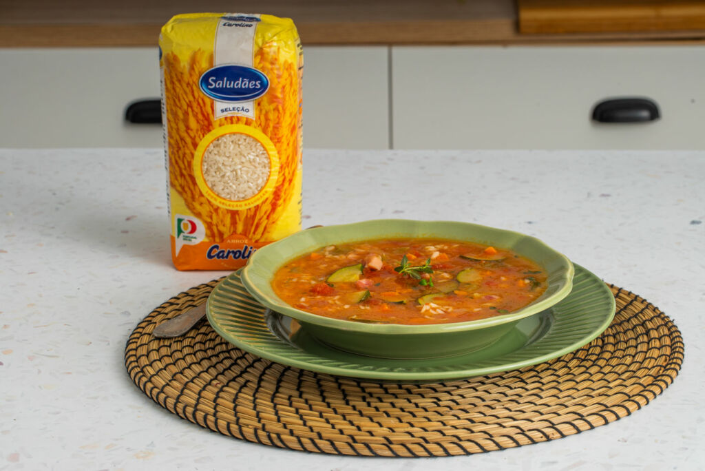 sopa de arroz, legumes e bacon