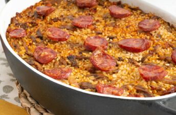 Arroz de Pato Tradicional Confecionado Com Arroz Saludães Carolino e Servido Com Chouriço às Rodelas