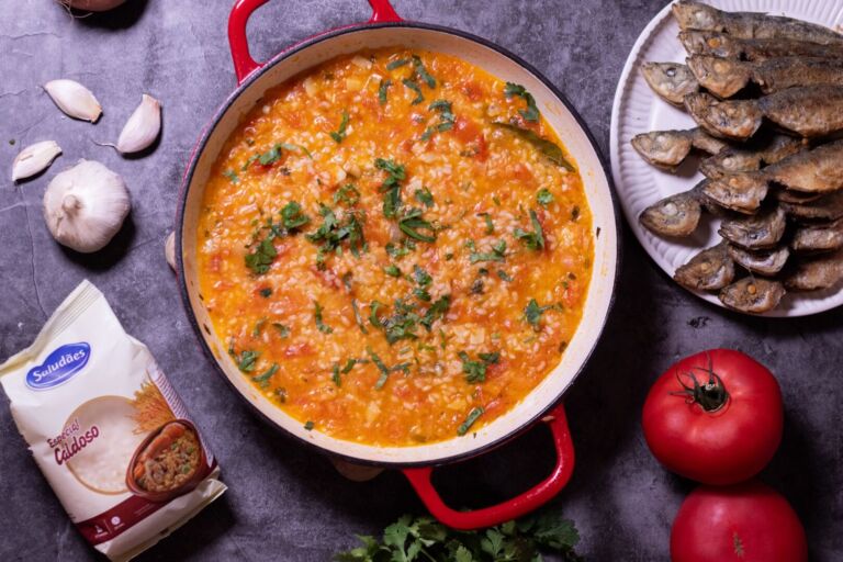 Foto de Arroz de Tomate com Carapaus Fritos: Uma Delícia Portuguesa