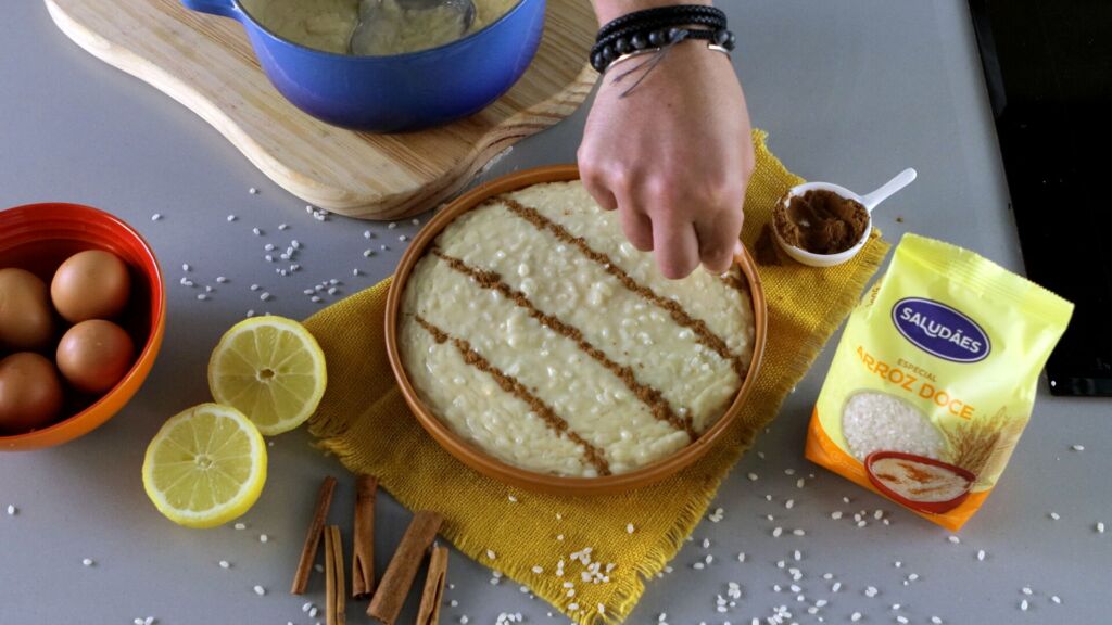 Polvilhe generosamente com canela antes de servir para criar o contraste visual e de sabor característico do arroz doce português