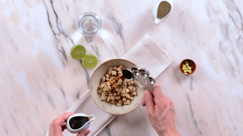 Coloque todos os ingredientes numa taça e deixe marinar