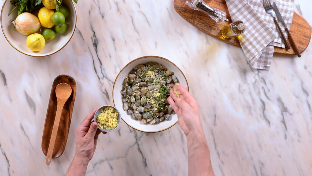 adicione às ameijoas erva-príncipe, o vinho branco, o sumo de limão, a salsa e o gengibre