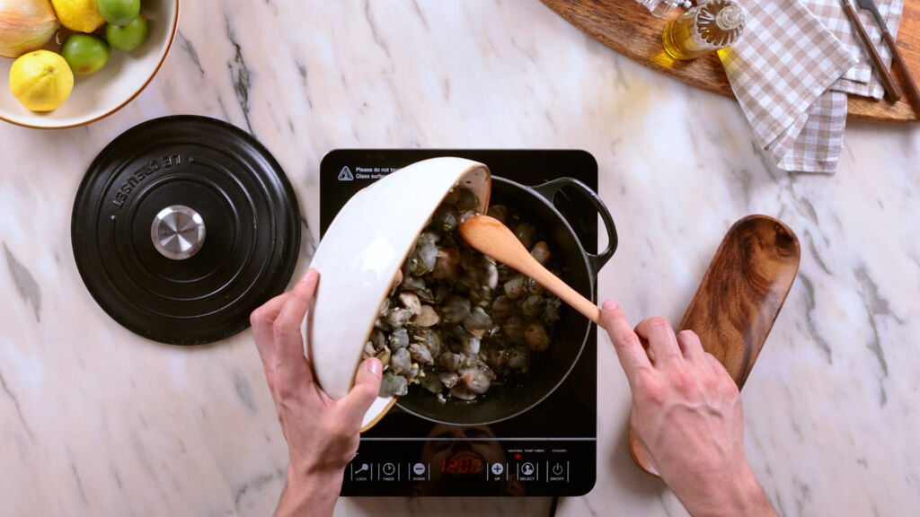 amêijoas a cozinhar em vinho branco