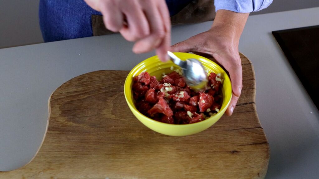 Comece por preparar a carne e os vegetais