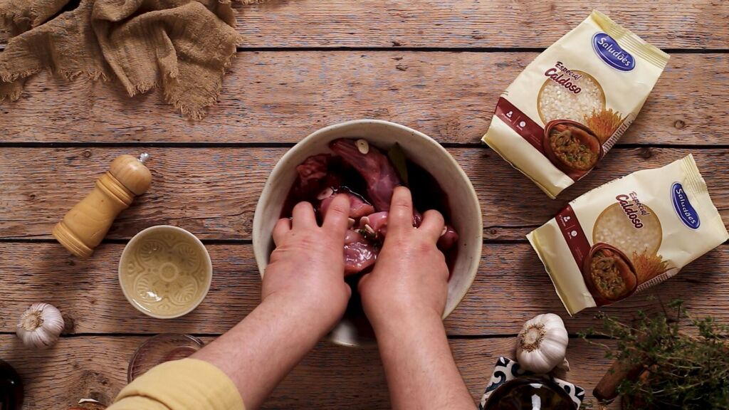 Mergulhe o coelho, previamente limpo e cortado em pedaços nesta mistura e deixe repousar durante 4 horas ou mais, idealmente de véspera, para que os sabores penetrem na carne