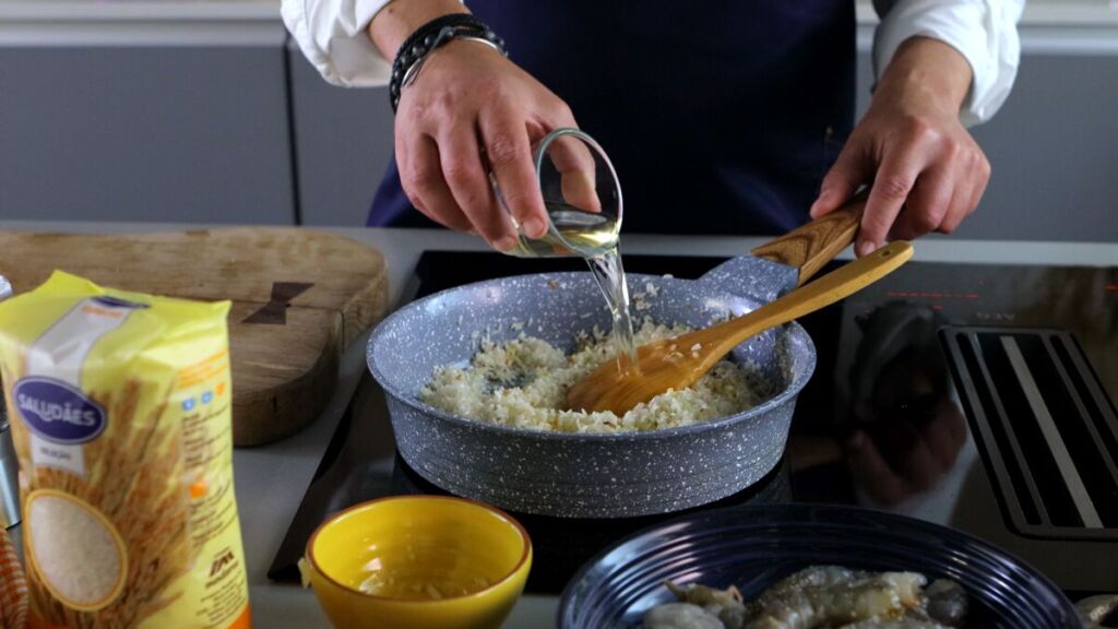 Coloque o arroz carolino Saludães, envolvendo-o bem com o refogado