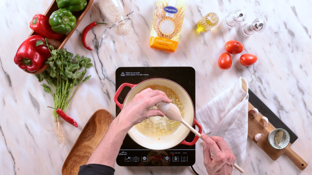 Junte o Arroz Carolino Saludães ao refogado e deixe fritar durante 1 minuto