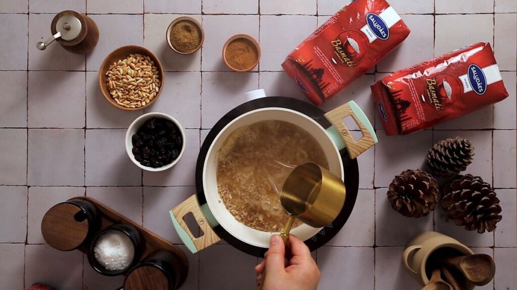 Envolva e, quando começar a ferver, deixe cozer tapado até o arroz ficar macio e a água evaporar, cerca de 10 a 15 minutos