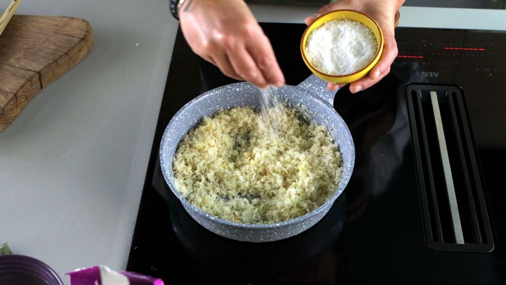 Junte o caldo, um ramo de coentros e tempere com sal e pimenta