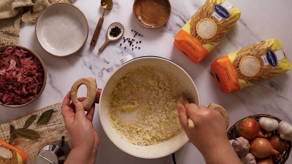 Acrescente o arroz e frite por alguns minutos.