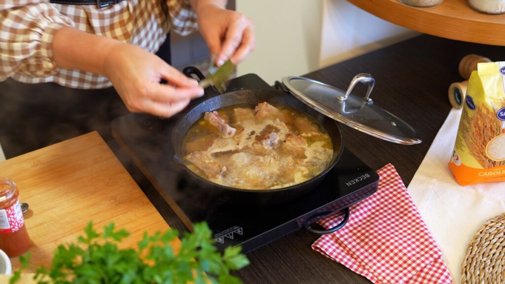 Adicione o caldo de carne, os restantes temperos e finalize com o vinho tinto