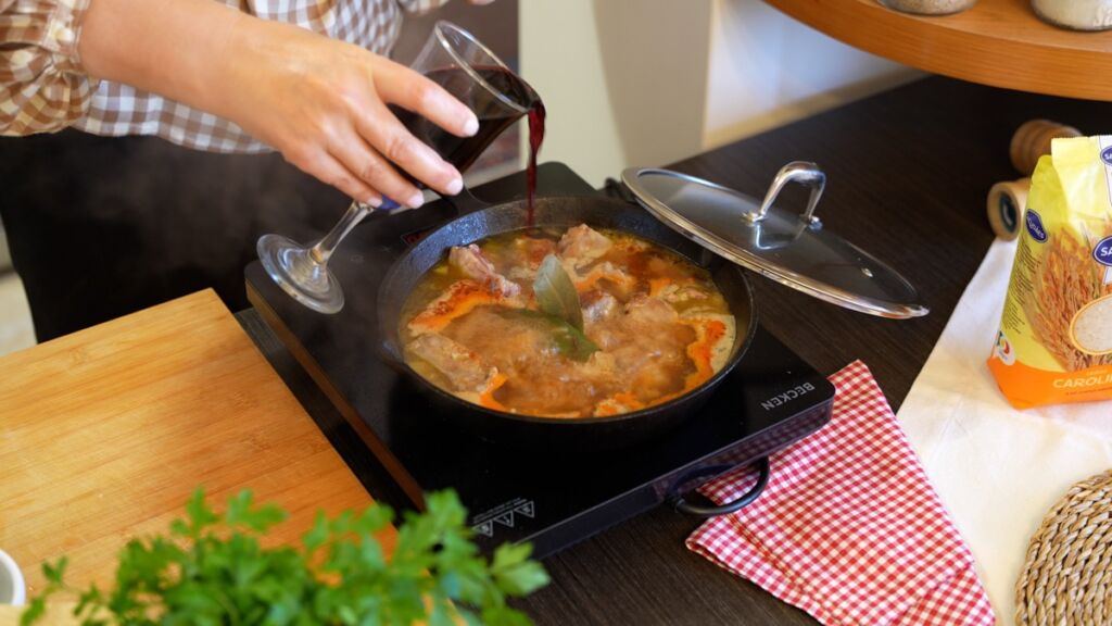 Deixe cozer entre 45 minutos a uma hora em lume médio para que a carne fique tenra e os sabores se concentrem.