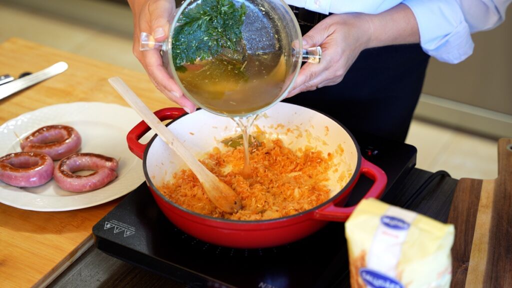 Deixe alourar junto com o concentrado de tomate e o louro para criar uma base rica e aromática