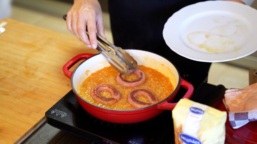 Depois dos primeiros 6 minutos, reintegre as salsichas ao arroz e mantenha o bonito formato circular. 