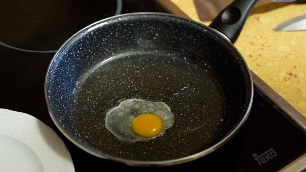 Frite-os com cuidado até atingirem o ponto desejado e disponha-os por cima das salsichas em círculo. 