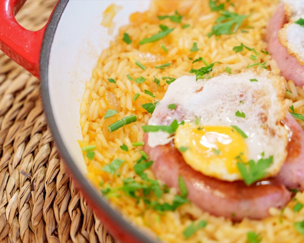 Arroz com salsicha e ovo