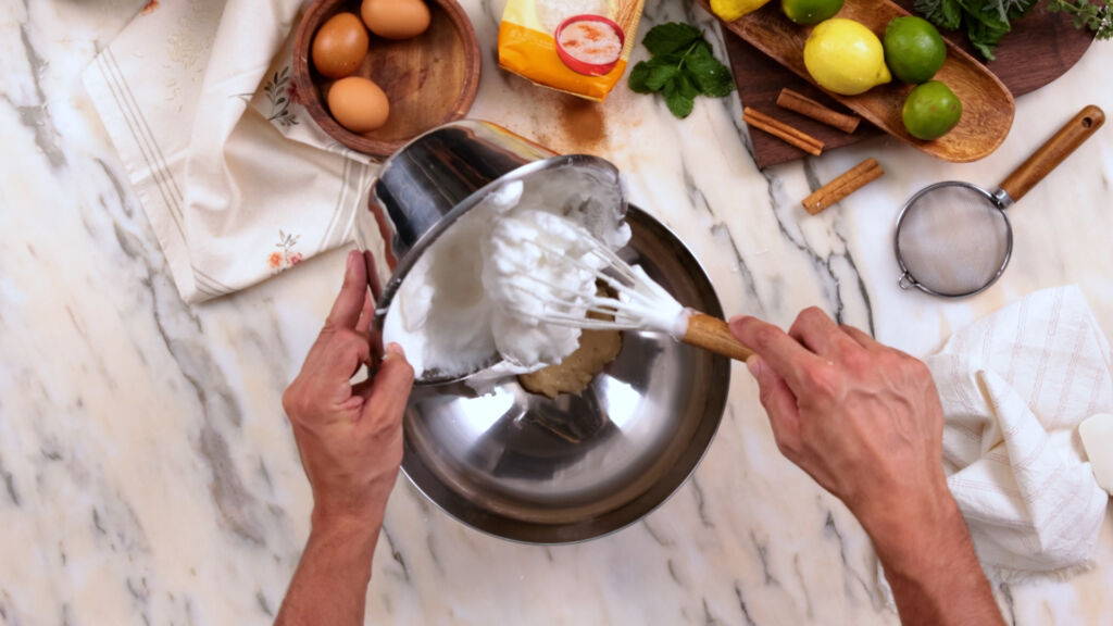 Envolva delicadamente um terço do merengue no puré de arroz e misture com algum vigor.