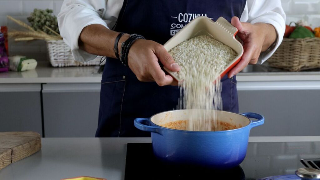 Junte o arroz, o feijão e o caldo bastante quente e deixe cozer durante 12 minutos.