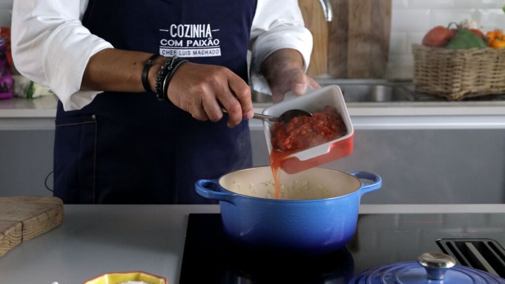 De seguida junte, o tomate aos cubos, a polpa de tomate e deixe refogar mais um pouco.