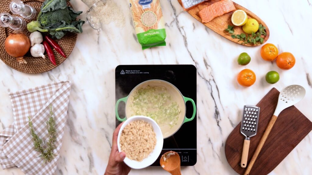 O arroz integral deve ser bem lavado antes de ser adicionado ao refogado.