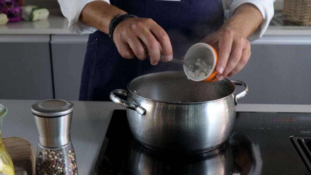 A cebola deve ser adicionada depois de que o frango estiver dourado, permitindo que coza nos sabores já desenvolvidos até ficar translúcida e aromática.