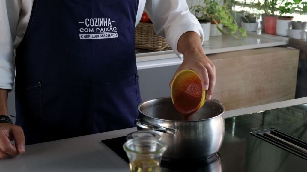 A polpa de tomate e a folha de louro dão mais camadas de sabor enquanto o álcool evapora.