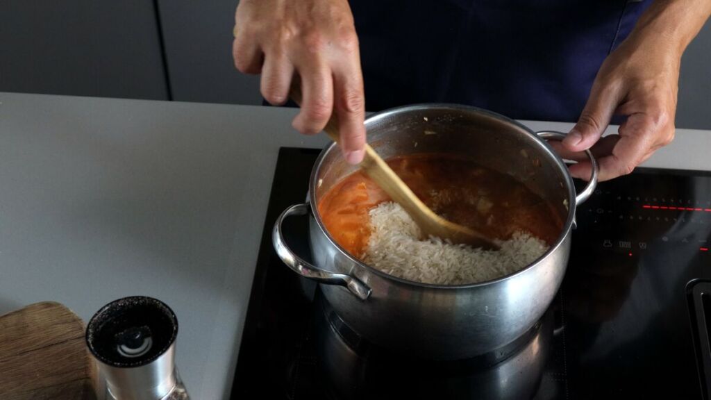 Adicione o arroz fragrante e mexa bem para que absorva todos os sabores do refogado.