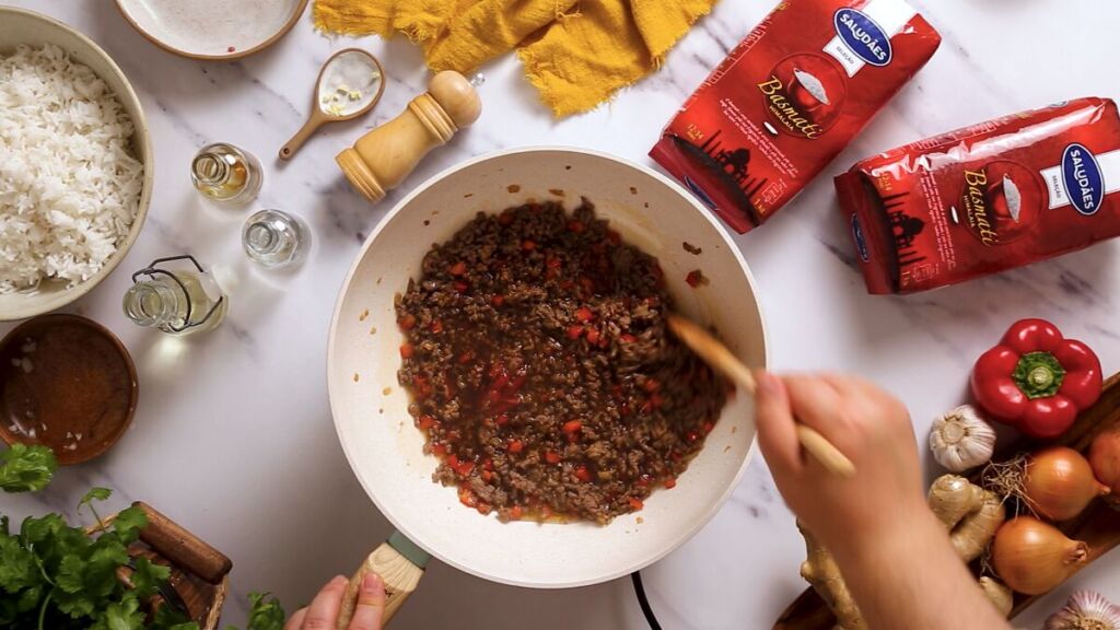 Envolva tudo muito bem para que a carne esteja coberta e brilhante devido ao molho. 