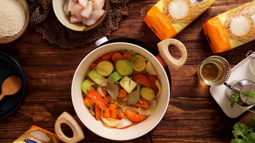 verta um fio generoso de azeite. Junte os legumes e deixe refogar até começarem a dourar. Nessa altura