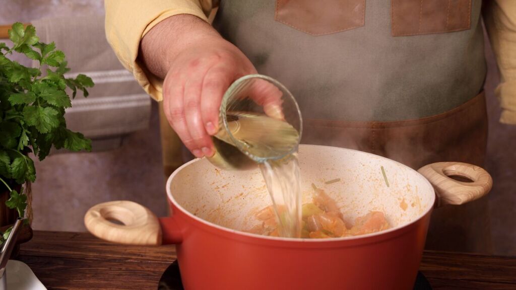 Junte água suficiente para cobrir todos os ingredientes. Tape e deixe cozinhar em lume brando durante mais ou menos 1 hora