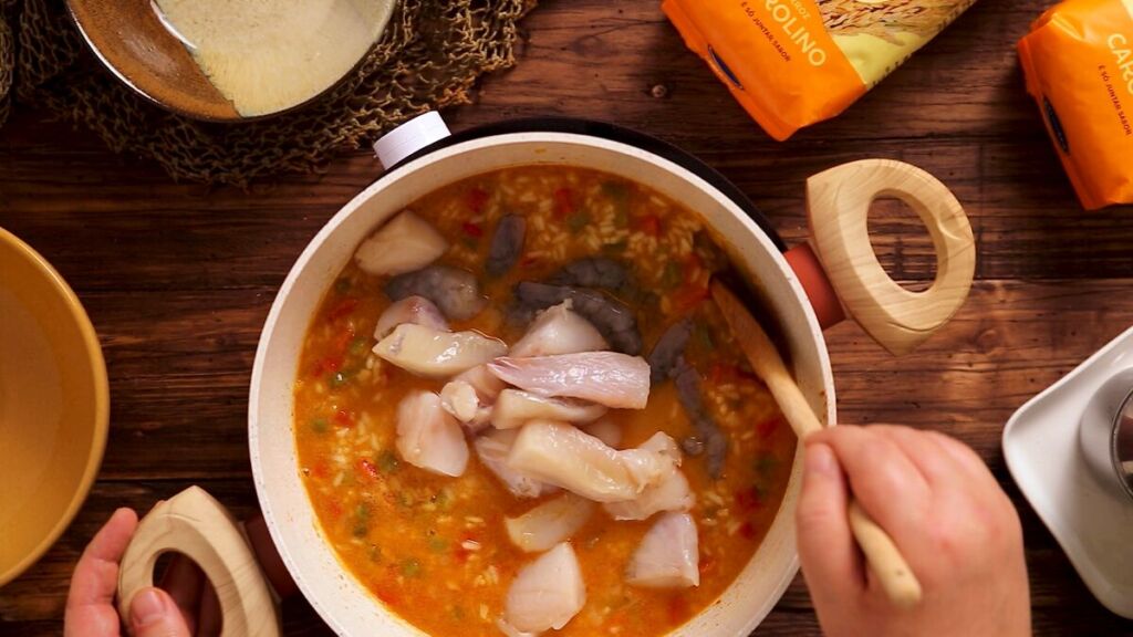 Quando o arroz estiver quase pronto, junte os pedaços de tamboril e o camarão, pois cozinham mais rápido. São necessários apenas cerca de 5 minutos. 