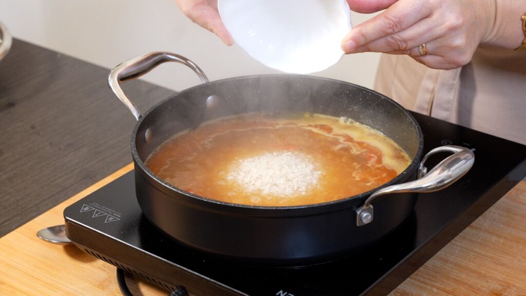 deixando cozinhar por 10 minutos em lume brando e mexa ocasionalmente para evitar que pegue no fundo.