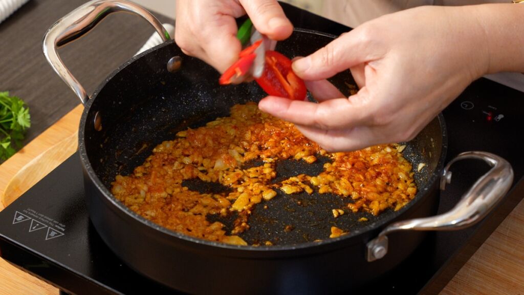 Esta etapa é crucial para desenvolver os aromas que caracterizam o prato.