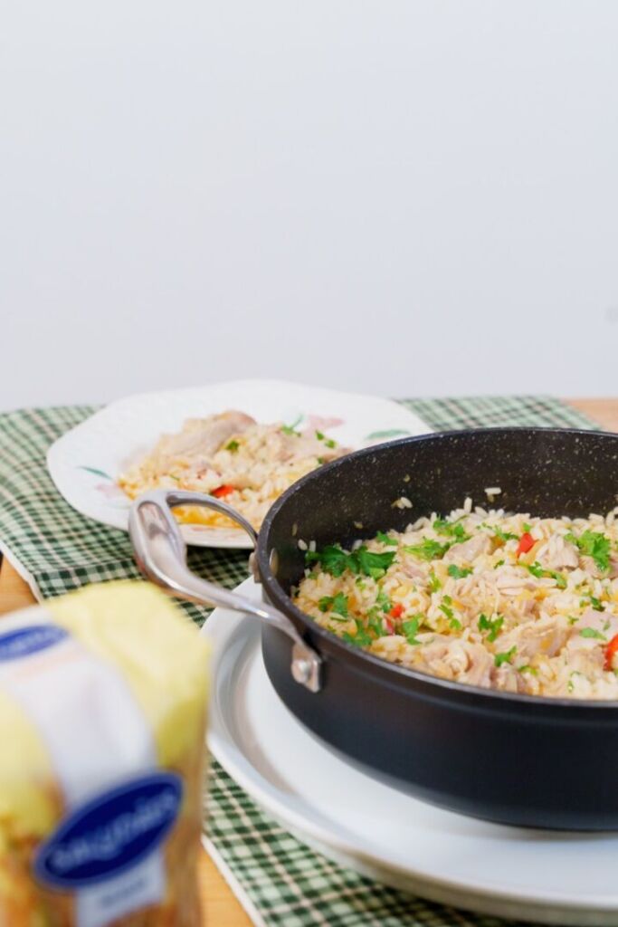 Sirva o arroz bem quente e finalize com salsa fresca picada por cima, que além de decorar, dá um toque de frescura ao prato.