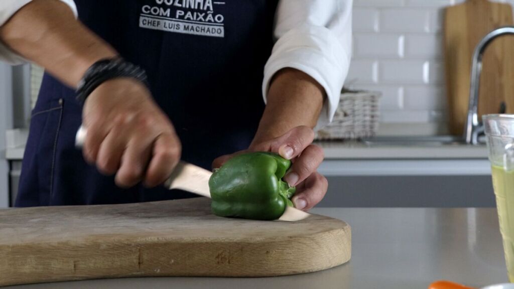 Lave, limpe e corte o pimento em cubos.