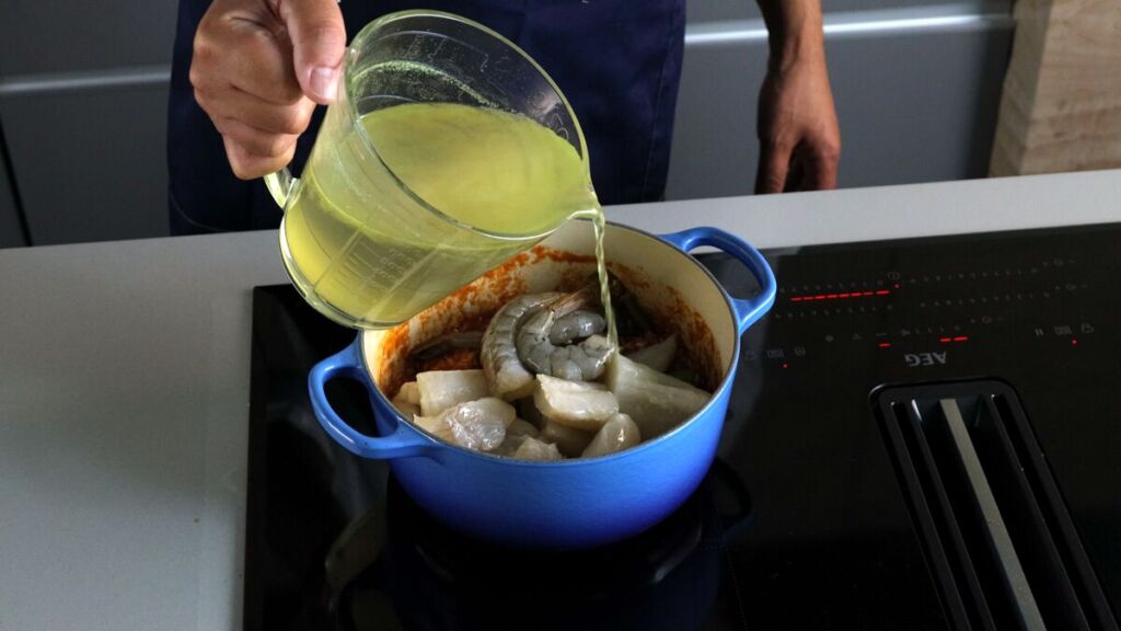 O caldo quente ajuda a manter a temperatura constante durante o cozimento.