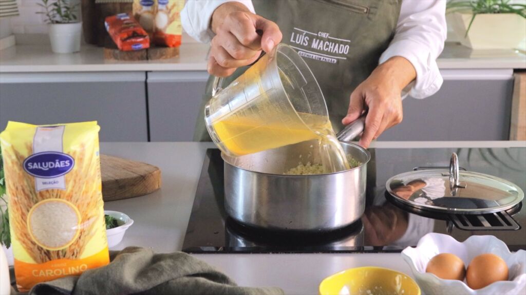 De seguida tape o tacho e deixe cozer em lume brando durante 15 minutos.