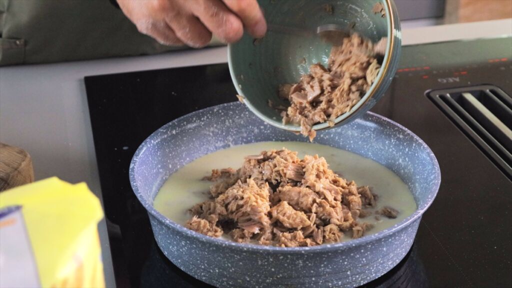 Abra as latas de atum, escorra o atum e junte ao preparado anterior, coloque a salsa picada e tempere com sal e pimenta.