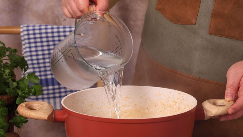 Refresque com 100ml de vinho branco e, assim que o álcool evapore, adicione 1 litro de água e deixe ferver em lume brando, destapado, durante 40 minutos.