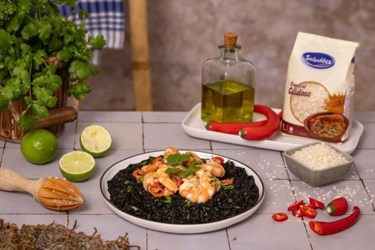 Foto de Receita de arroz negro com camarão