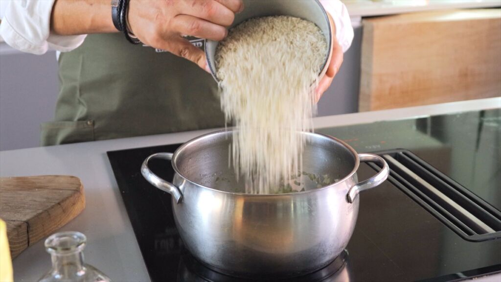 Com a base aromática pronta, junte os 400g de arroz agulha SALUDÃES ao refogado.