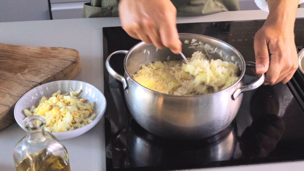 Quando o arroz estiver cozido, abra o tacho e mexa com um garfo para soltar os grãos.