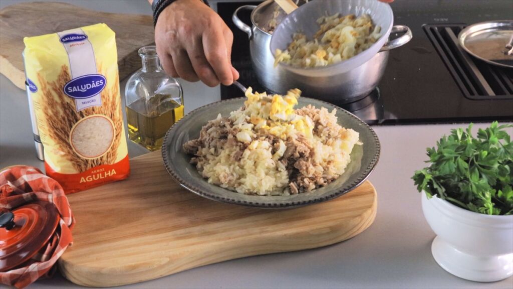 Ponha o arroz numa travessa e junte os ovos picados por cima ou gentilmente misturados ao arroz, conforme a sua preferência.